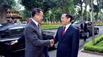 Phó Thủ tướng, Bộ trưởng Ngoại giao Bùi Thanh Sơn hội đàm với Quyền trưởng Ban Đối ngoại Trung ương Lào