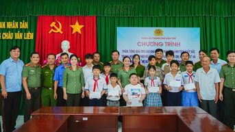 Tặng quà trẻ em trong mô hình “Tình thương cho em, hậu COVID” và chương trình “Mẹ đỡ đầu”