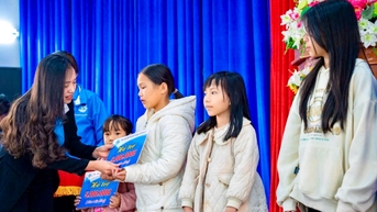 Trao quà chia sẻ yêu thương tổng trị giá 665 triệu đồng cho phụ nữ và trẻ em có hoàn cảnh đặc biệt khó khăn