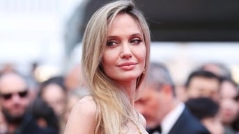 Angelina Jolie và dàn sao gây sốt khi đeo trang sức tiền tỷ trên thảm đỏ