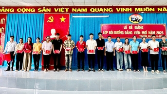 Tri Tôn tổ chức bế giảng Lớp bồi dưỡng lý luận chính trị dành cho đảng viên mới