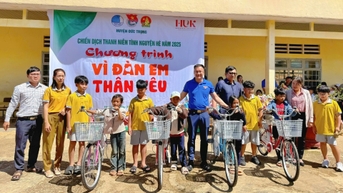Đức Trọng: Trao hơn 200 phần quà và học bổng cho thiếu nhi vùng sâu