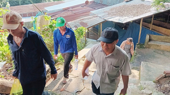 Hết cảnh chèo kéo trên đường lên núi Chứa Chan