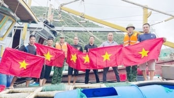 Đồn Biên phòng Đảo Trần tặng cờ Tổ quốc, tuyên truyền IUU trên biển