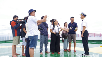 Làm báo giữa trùng khơi