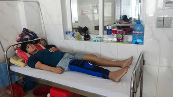 Báo SGGP trao 28 triệu đồng hỗ trợ nam sinh mồ côi bị tai nạn