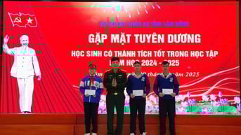 Bộ CHQS tỉnh khen thưởng học sinh giỏi