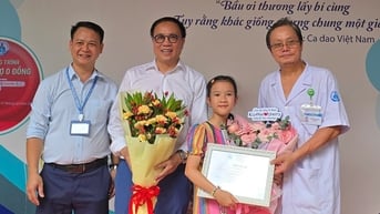 ‘Hoạ sĩ nhí’ Cherry trích doanh thu bán tranh hỗ trợ bệnh nhi