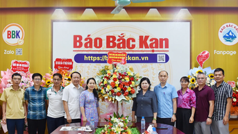 Đồng chí Phương Thị Thanh chúc mừng Báo Bắc Kạn nhân kỷ niệm 100 năm Ngày Báo chí Cách mạng Việt Nam