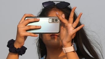 Camera trăm 'chấm' nhưng ảnh nhẹ tênh và 'bí mật' phía sau