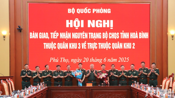 Bàn giao Bộ CHQS tỉnh Hòa Bình về trực thuộc Quân khu 2