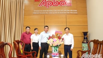Hội Nông dân tỉnh Tiền Giang chúc mừng Báo Ấp Bắc nhân dịp 21-6