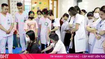 Chuyên gia Bệnh viện Nhi Trung ương chuyển giao kỹ thuật phục hồi chức năng