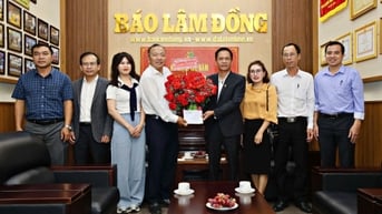 Lãnh đạo huyện Lâm Hà thăm, chúc mừng các cơ quan báo chí nhân ngày 21/6
