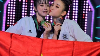 Chau Ngoc Tuyet Sang은 자매 Chau Tuyet Van의 발자취를 따릅니다.