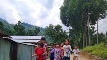 Hành trình đi cùng hộ nghèo