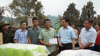Trao hỗ trợ cho hộ bị hỏa hoạn ở Văn Bàn