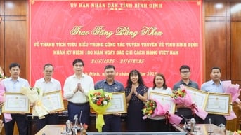 Lễ trao tặng Bằng khen cho các cá nhân có thành tích tiêu biểu trong công tác tuyên truyền về tỉnh Bình Định