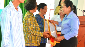 Phân bổ 1,2 tỷ đồng do EVNSPC và các đối tác tài trợ hỗ trợ xây dựng xóa nhà tạm, nhà dột nát cho 20 hộ thuộc đối tượng khó khăn trên địa bàn trên địa bàn tỉnh