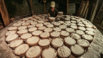 Trắng đêm hầm muối ở làng muối 150 năm tuổi
