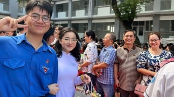 Giấu thầy hiệu trưởng, học sinh tạo bất ngờ cho cả trường