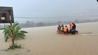 Mưa lớn kéo dài suốt đêm, đường phố Thái Nguyên chìm trong biển nước