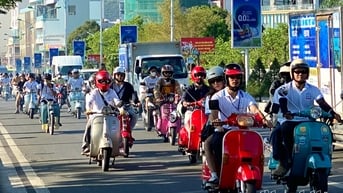 Hơn 200 xe Vespa cổ diễu hành trên đường phố Nha Trang