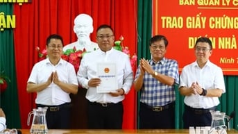 Trao giấy chứng nhận đăng ký đầu tư dự án nhà xưởng cho thuê