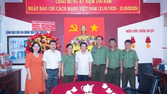 Phòng An ninh chính trị nội bộ thăm, chúc mừng Ngày Báo chí cách mạng Việt Nam (21/6/1925 - 21/6/2025)