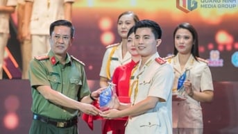 Những phóng viên mang sắc phục công an