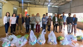 Trao 60 phần quà cho hộ có hoàn cảnh khó khăn