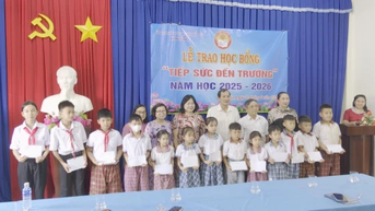 Bến Cầu: Trao tặng 127 suất học bổng “Tiếp sức đến trường”