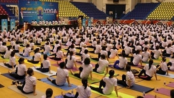 Đại sứ Ấn Độ đồng diễn Yoga với người dân Việt Nam