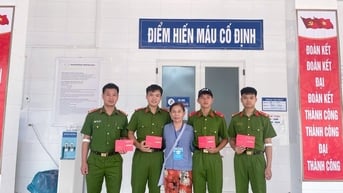 4 chiến sĩ trẻ Phòng Cảnh sát phòng cháy, chữa cháy hiến máu cho bệnh nhân cấp cứu