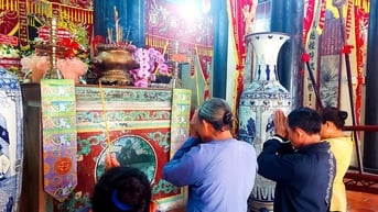 Khách đổ xô về Hà Tiên nhân kỷ niệm 290 năm ngày mất Đức khai trấn Mạc Cửu