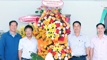 ទីភ្នាក់ងារ និងអង្គភាពនានាអបអរសាទរការិយាល័យកាសែត Lam Dong នៅទីក្រុង Bao Loc នៅថ្ងៃទី 21 ខែមិថុនា