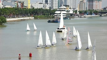Độc đáo màn trình diễn thuyền buồm trên sông Hàn