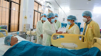 Thăm hỏi cán bộ bảo vệ ANTT bị đâm trọng thương khi làm nhiệm vụ