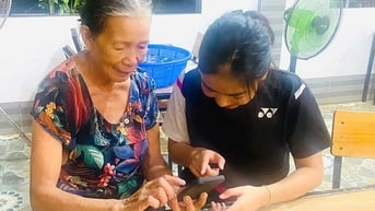 Người cao tuổi nỗ lực bắt nhịp chuyển đổi số