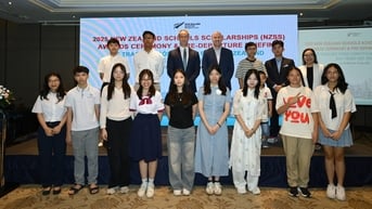 Cách học sinh từ lớp 9, 10 'săn' học bổng chính phủ nước nói tiếng Anh