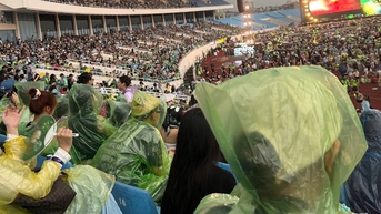 하노이에서 열리는 3대 음악 행사는 모두 비가 많이 내렸습니다. DPR Ian이 하노이에서 포를 먹는 사진을 게시했습니다.