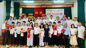 23 học sinh trường chuyên vinh dự đứng vào hàng ngũ của Đảng