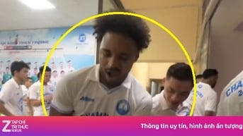 Khoảnh khắc hài hước của Xuân Son trong ngày Nam Định nâng cúp