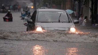 Kinh nghiệm lái xe ô tô an toàn khi trời mưa