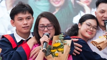Cha mẹ, thầy cô hát tặng sĩ tử, nhiều người bật khóc