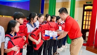 Dai-ichi Life Việt Nam trao tặng học bổng và ba lô cho trẻ em có hoàn cảnh khó khăn