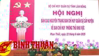 Bàn giao nguyên trạng Ban CHQS cấp huyện về Ban Chỉ huy phòng thủ khu vực
