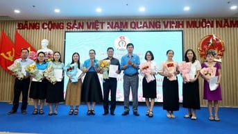 Công đoàn Viên chức tỉnh công bố quyết định kết thúc và bàn giao công đoàn cơ sở