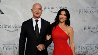 Tỉ phú Jeff Bezos và Lauren Sánchez quyên góp từ thiện trước lễ cưới