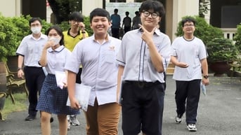 Phổ điểm thi lớp 10 ở TP.HCM: Lo lắng môn văn, kết quả thở phào